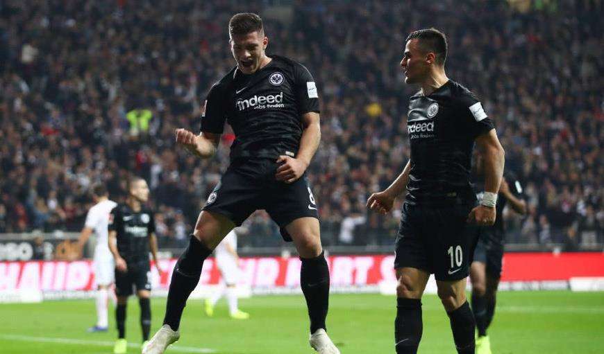  莱比锡红牛客场击败奥格斯堡稳固德甲第三名席位